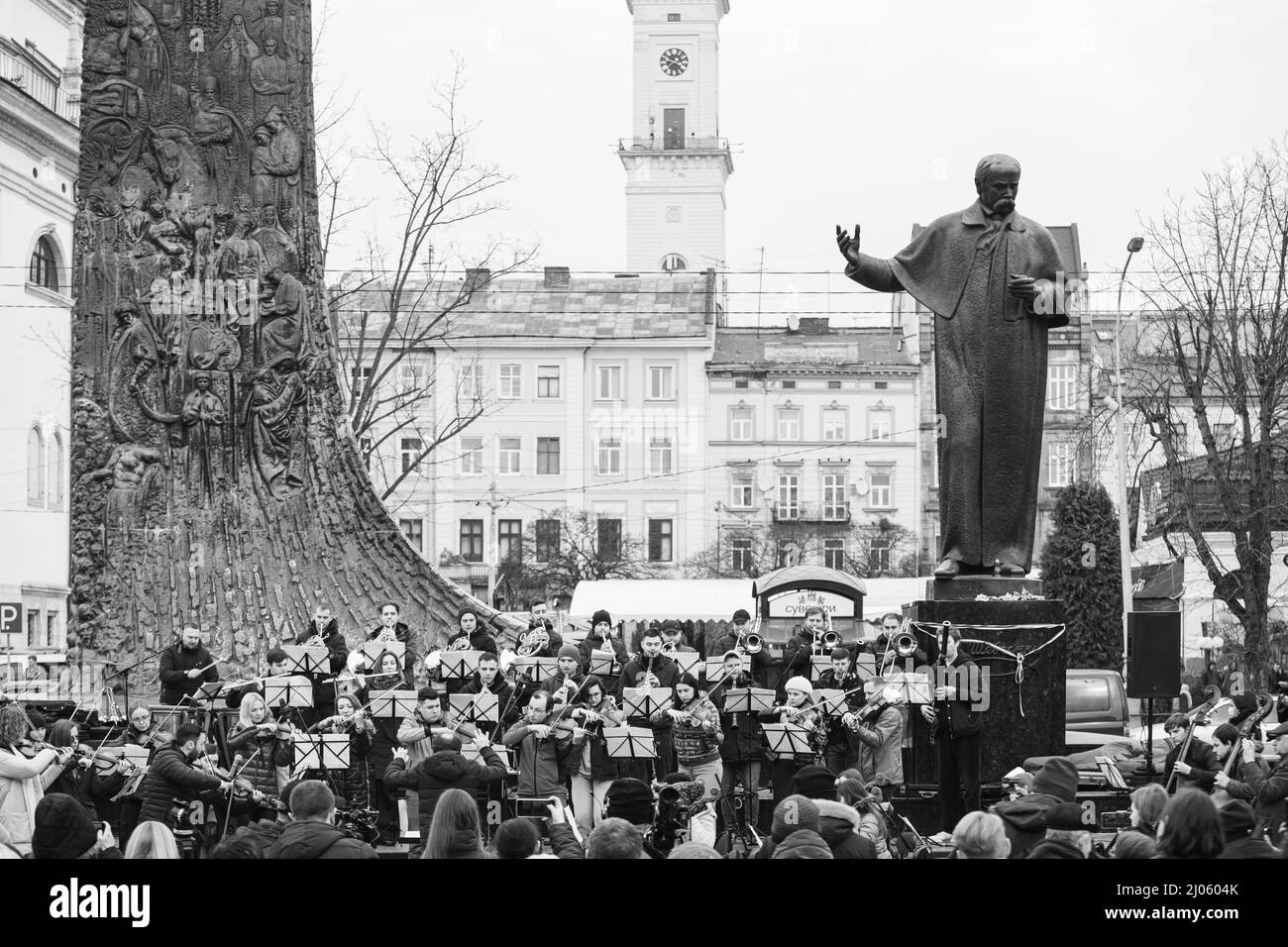 Lviv, Ukraine - 16 mars 2022 : L'Orchestre symphonique INSO-Lviv de la Société nationale de Philharmonie de Lviv s'est produit sur l'avenue Svobody à Lviv dans le cadre du Banque D'Images