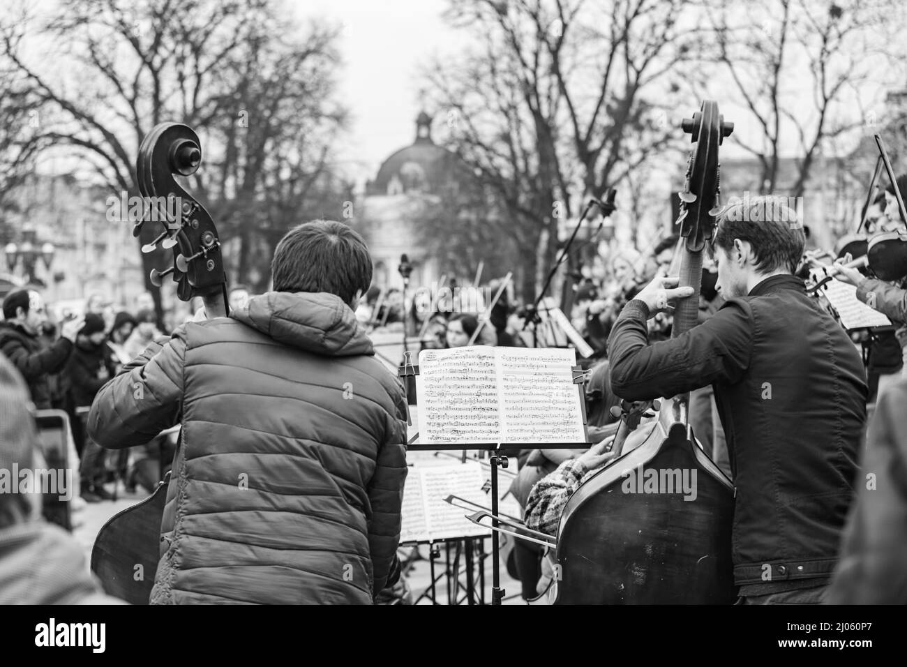 Lviv, Ukraine - 16 mars 2022 : L'Orchestre symphonique INSO-Lviv de la Société nationale de Philharmonie de Lviv s'est produit sur l'avenue Svobody à Lviv dans le cadre du Banque D'Images