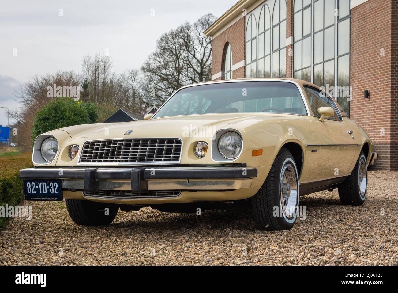 Brummen, province Gelderland, pays-Bas, 12.03.2022, voiture classique Chevrolet Camaro 1975 de couleur jaune, deuxième génération du modèle Banque D'Images