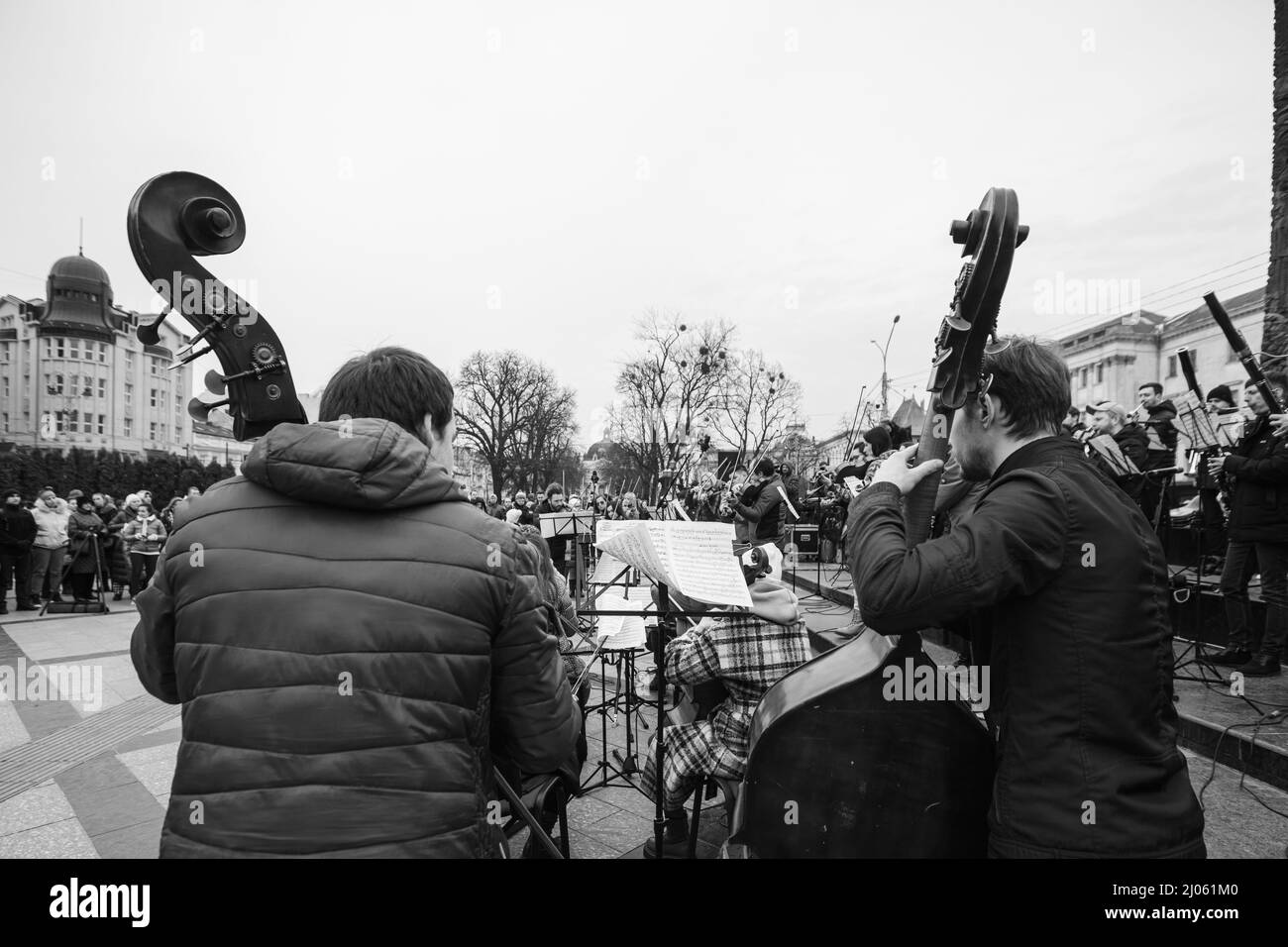 Lviv, Ukraine - 16 mars 2022 : L'Orchestre symphonique INSO-Lviv de la Société nationale de Philharmonie de Lviv s'est produit sur l'avenue Svobody à Lviv dans le cadre du Banque D'Images