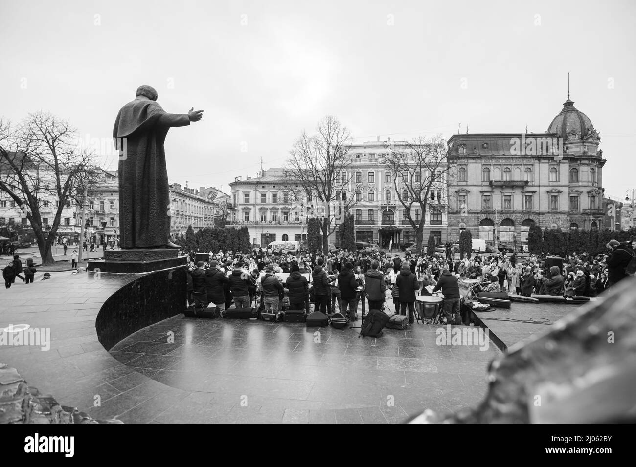 Lviv, Ukraine - 16 mars 2022 : L'Orchestre symphonique INSO-Lviv de la Société nationale de Philharmonie de Lviv s'est produit sur l'avenue Svobody à Lviv dans le cadre du Banque D'Images