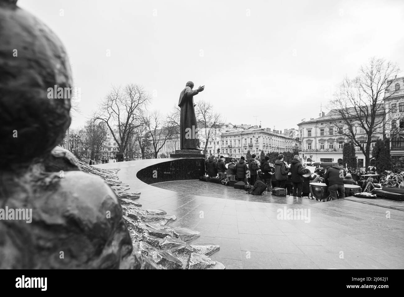Lviv, Ukraine - 16 mars 2022 : L'Orchestre symphonique INSO-Lviv de la Société nationale de Philharmonie de Lviv s'est produit sur l'avenue Svobody à Lviv dans le cadre du Banque D'Images