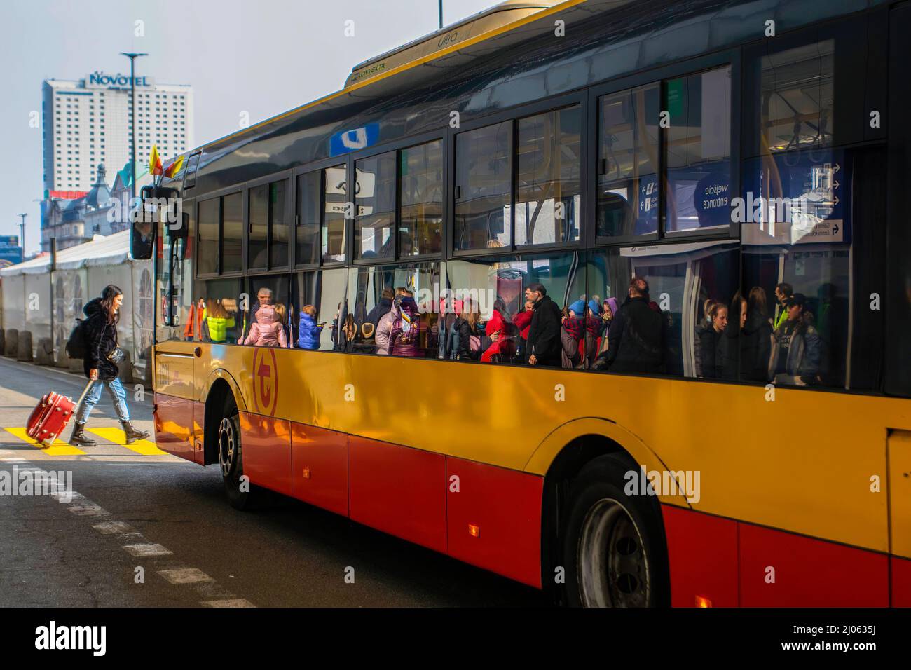 Varsovie, Pologne. 16th mars 2022. Un bus pour les refuges ukrainiens attend d'être chargé. Les citoyens ukrainiens fuient vers la Pologne pour échapper à la violence de l'invasion russe. Un arrêt pour beaucoup est la gare centrale de Varsovie. Crédit : SOPA Images Limited/Alamy Live News Banque D'Images