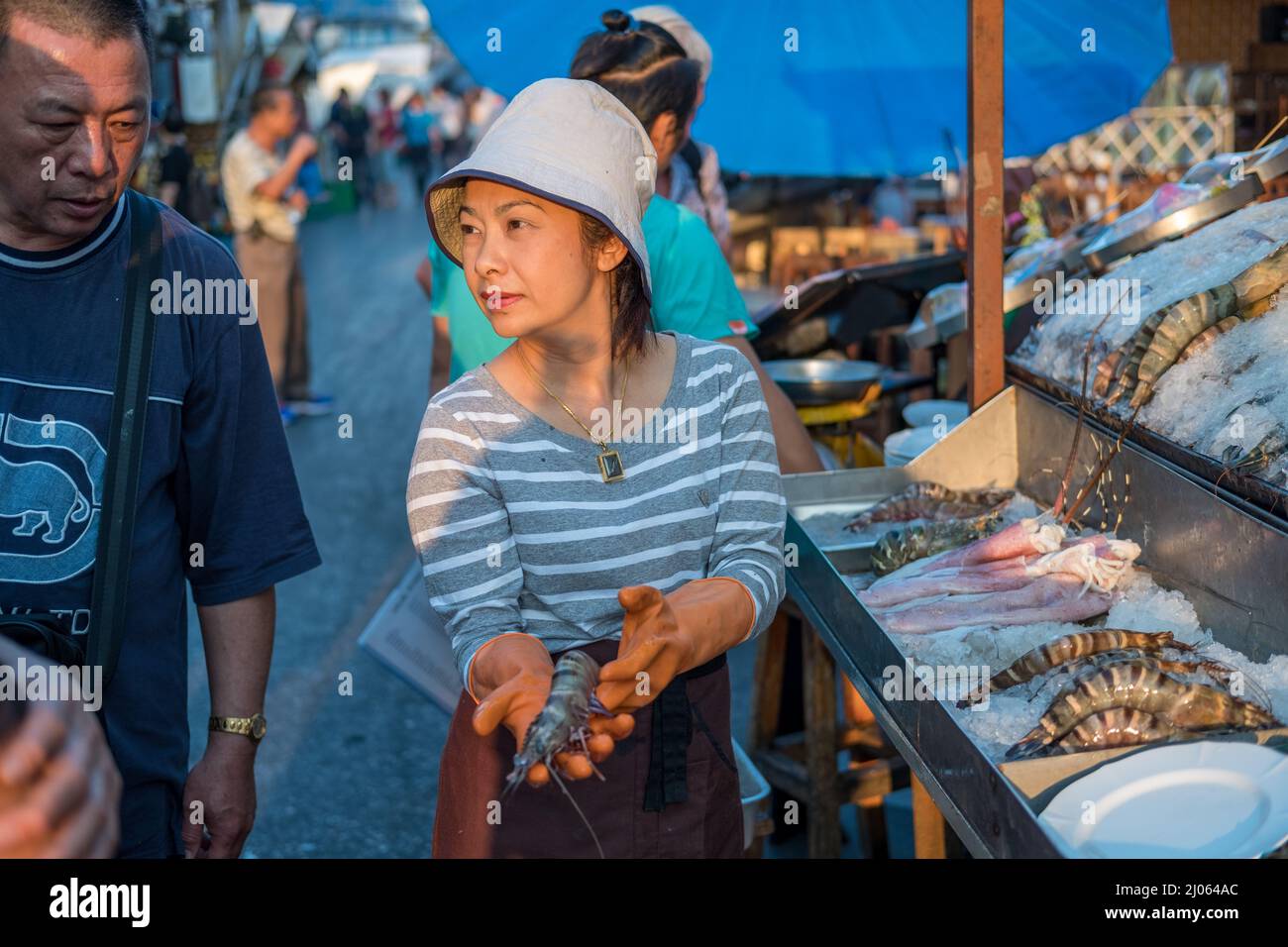 Scène urbaine du célèbre marché nocturne de Hua Hin. Hua Hin est une destination touristique populaire en Thaïlande. Banque D'Images