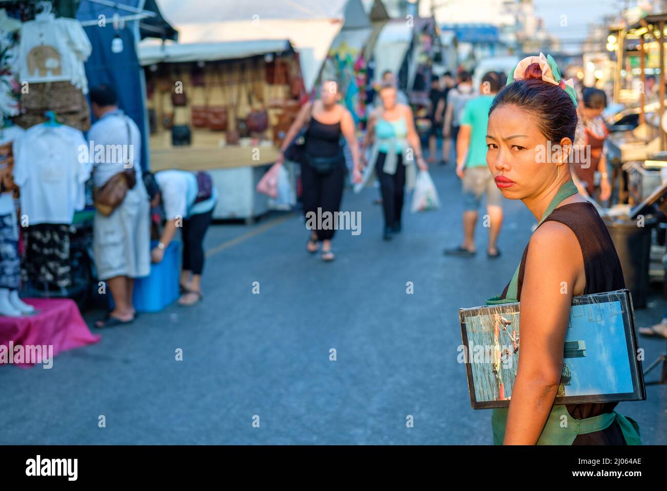 Scène urbaine du célèbre marché nocturne de Hua Hin. Hua Hin est une destination touristique populaire en Thaïlande. Banque D'Images