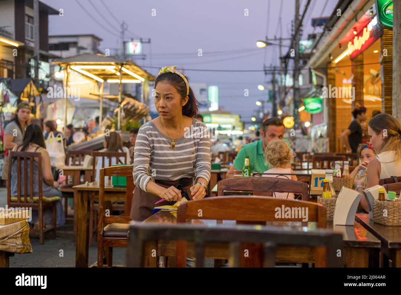 Scène urbaine du célèbre marché nocturne de Hua Hin. Hua Hin est une destination touristique populaire en Thaïlande. Banque D'Images