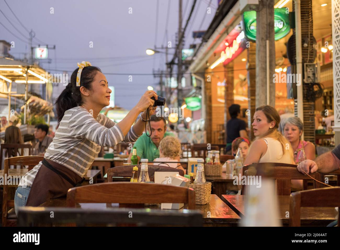 Scène urbaine du célèbre marché nocturne de Hua Hin. Hua Hin est une destination touristique populaire en Thaïlande. Banque D'Images