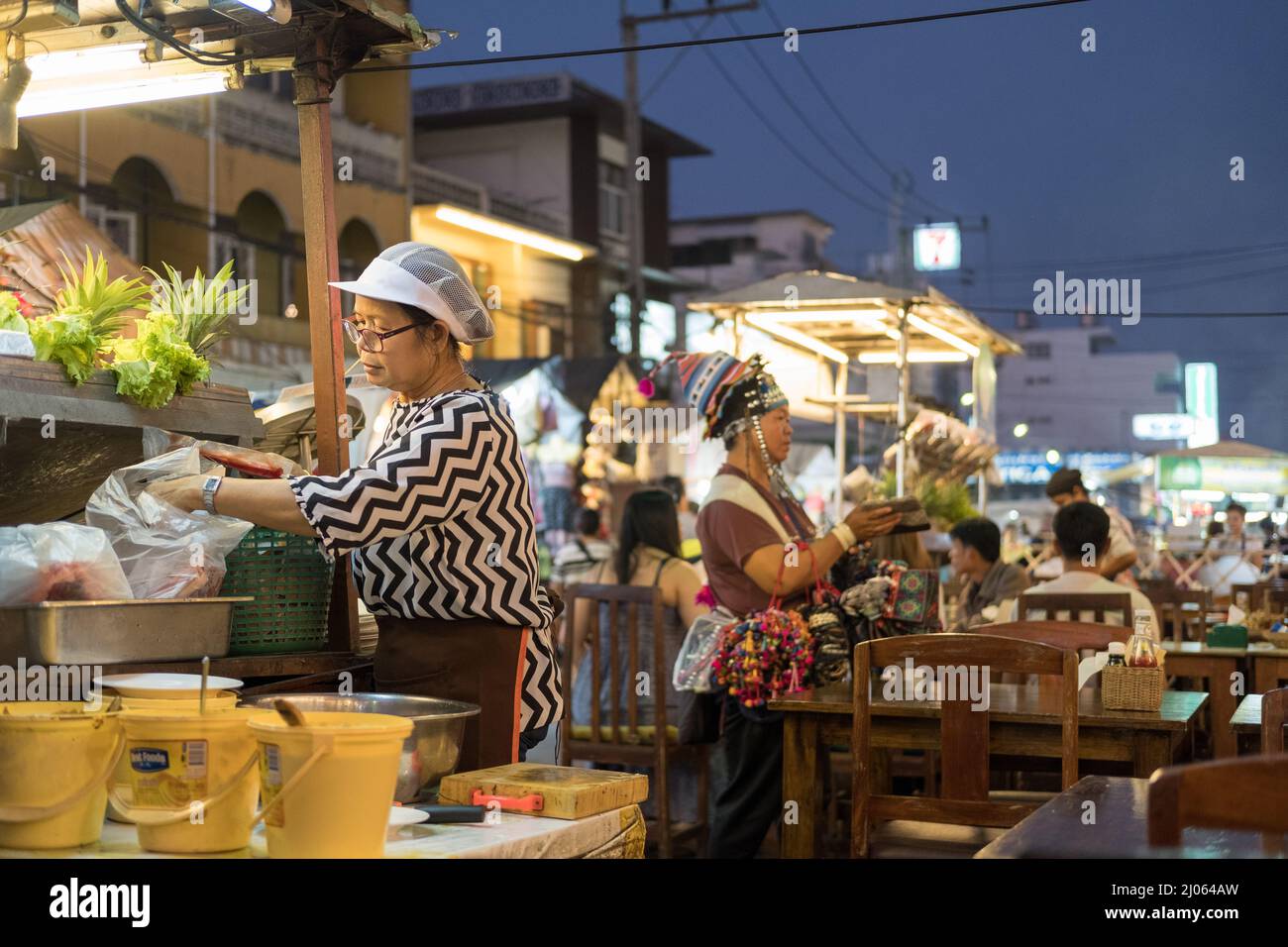 Scène urbaine du célèbre marché nocturne de Hua Hin. Hua Hin est une destination touristique populaire en Thaïlande. Banque D'Images
