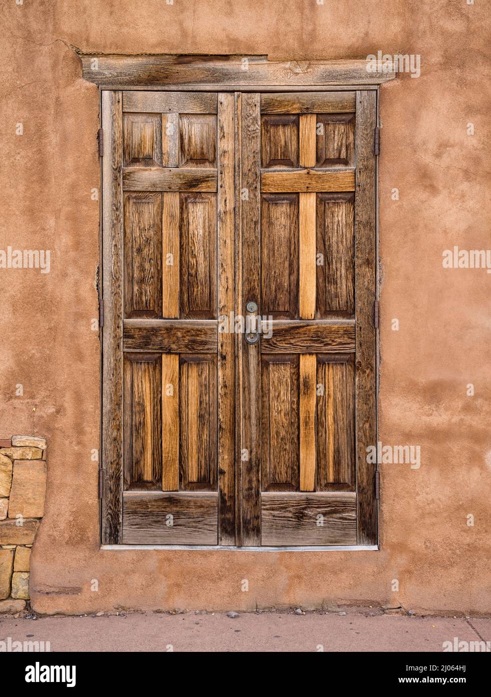 Une vieille porte en bois abîmé a été trouvée à Taos, Nouveau-Mexique. Banque D'Images