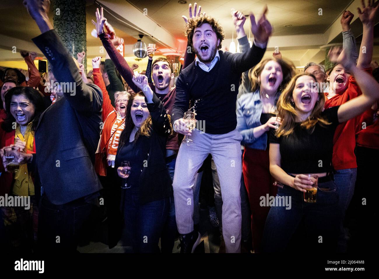 AMSTERDAM - Partijleden van PvdA volgen de uitslagen van de gemeenteraadsverkiezingen in de Kompaszaal. ANP RAMON VAN FLYMEN Banque D'Images