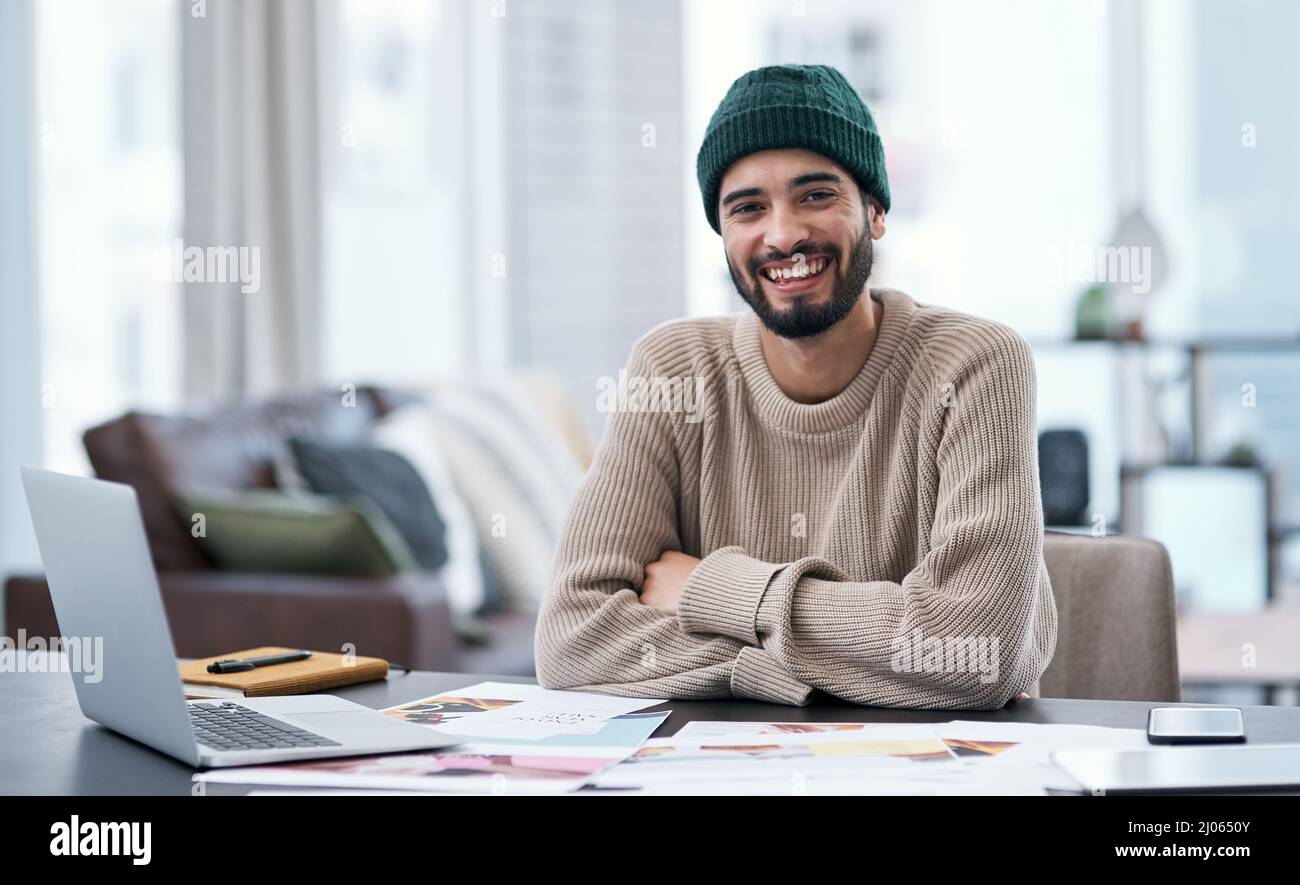 Je crée mes propres heures et mon propre chèque de paie. Portrait d'un jeune homme confiant travaillant de chez lui. Banque D'Images