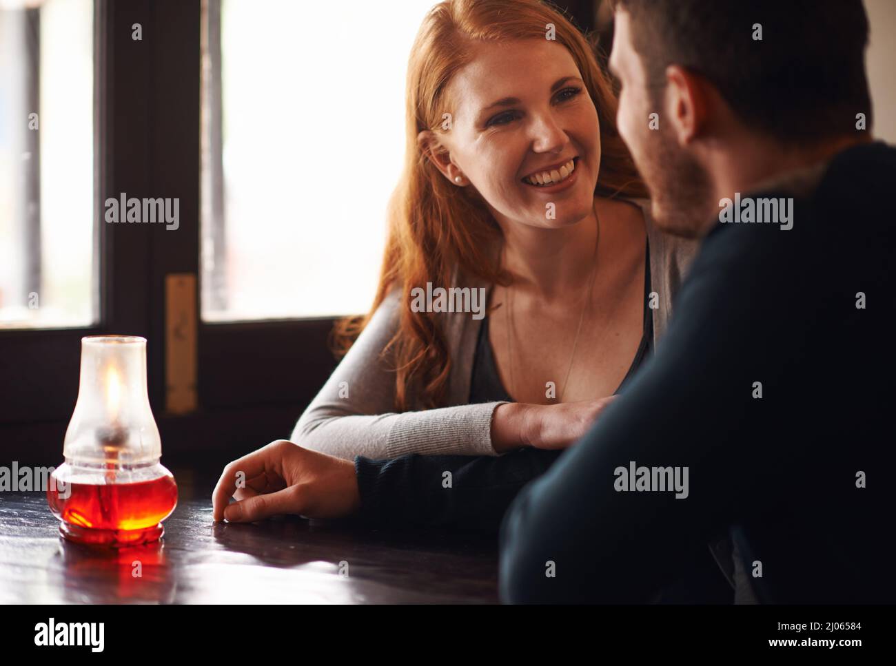 Je L'aime VRAIMENT. Un petit cliché d'un jeune couple affectueux dans un café. Banque D'Images