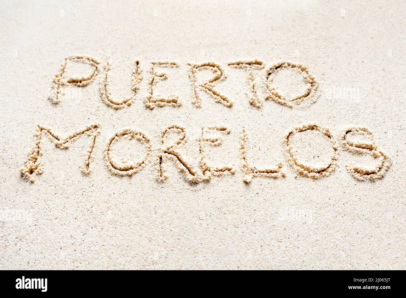 Mots d'écriture 'Puerto Morelos' sur le sable de la plage Banque D'Images Mots d'écriture 'Puerto Morelos' sur le sable de la plage Banque D'Images