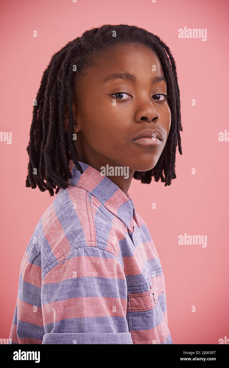 C'est tout dans l'attitude. Studio portrait d'un jeune garçon avec attitude. Banque D'Images