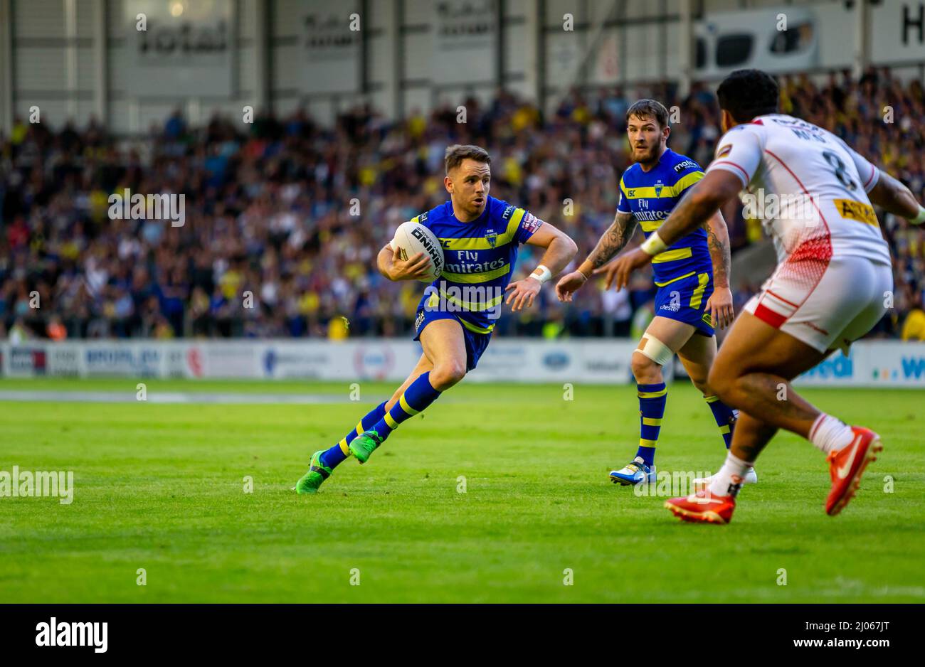 Warrington 16 juillet 2015 : Warrington Wolves a accueilli St Helens au stade Halliwell Jones. Richie Myler court à la défense avec la balle sous son A. Banque D'Images