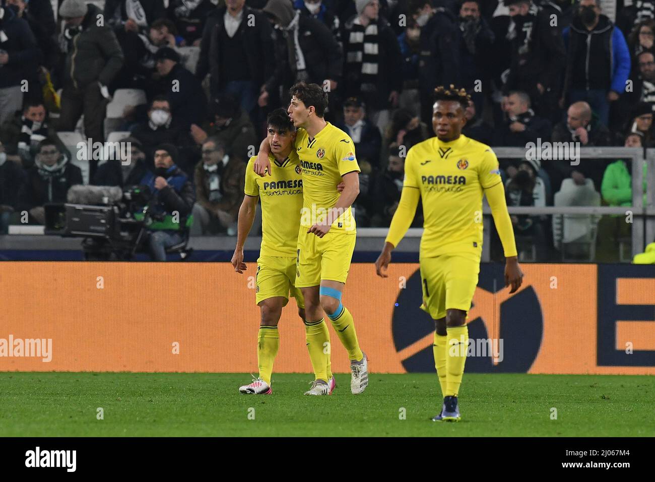 Turin, Italie. 16th mars 2022. Pau Torres, de Villareal CF, célèbre après avoir réalisé un but avec Gerard Moreno, de Villareal CF, lors de la Ligue des champions de l'UEFA 2021/22 Round of Sixteen second Leg match entre Juventus FC et Villareal CF, au stade Allianz, le 16 mars 2022 à Turin, Italie Credit: Independent photo Agency/Alay Live News Banque D'Images