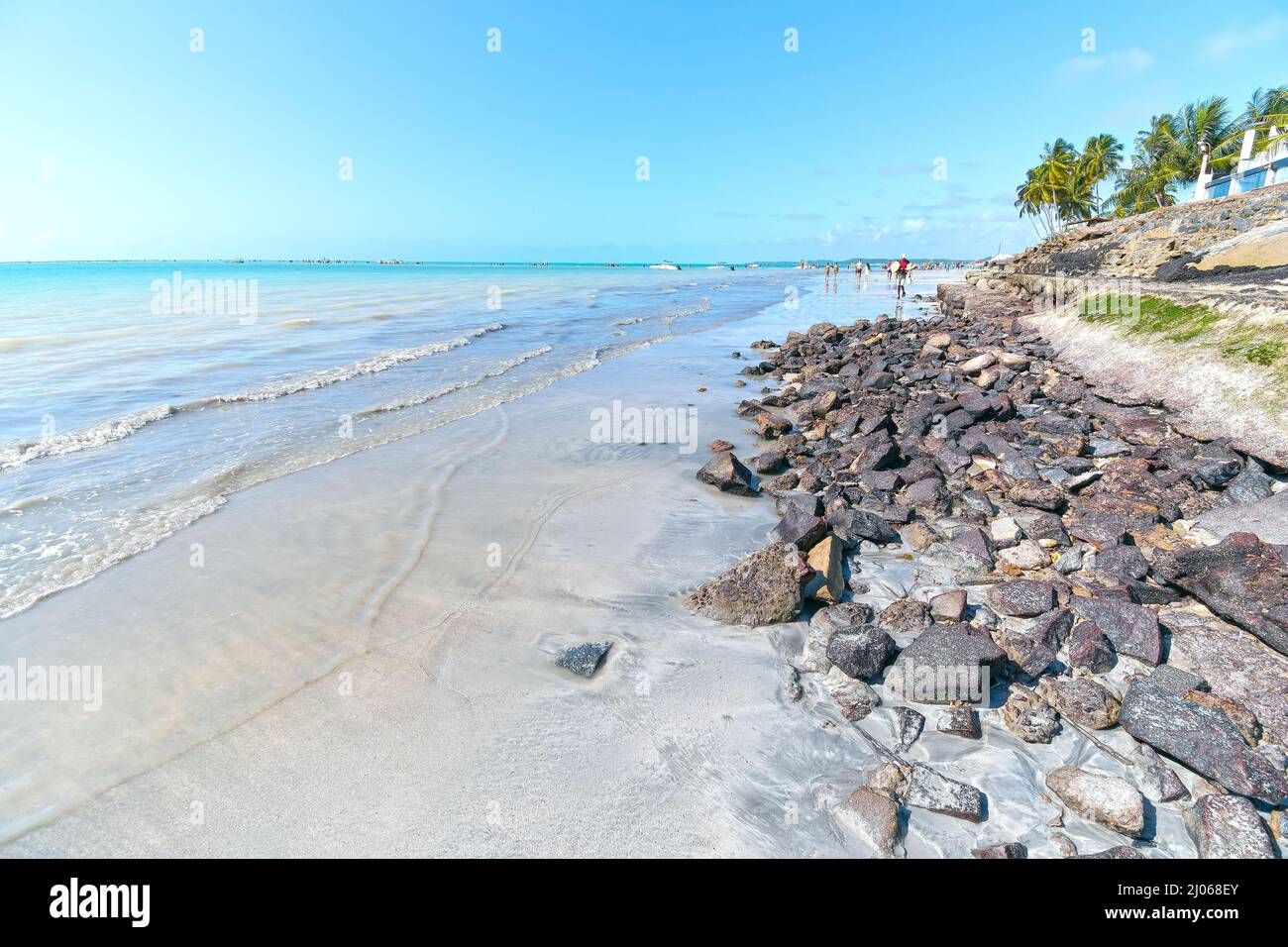Paysage de Barra Grande plage de Maragogi AL, Brésil. Belle plage avec des rochers sur le sable et la mer bleue de la côte brésilienne. Banque D'Images
