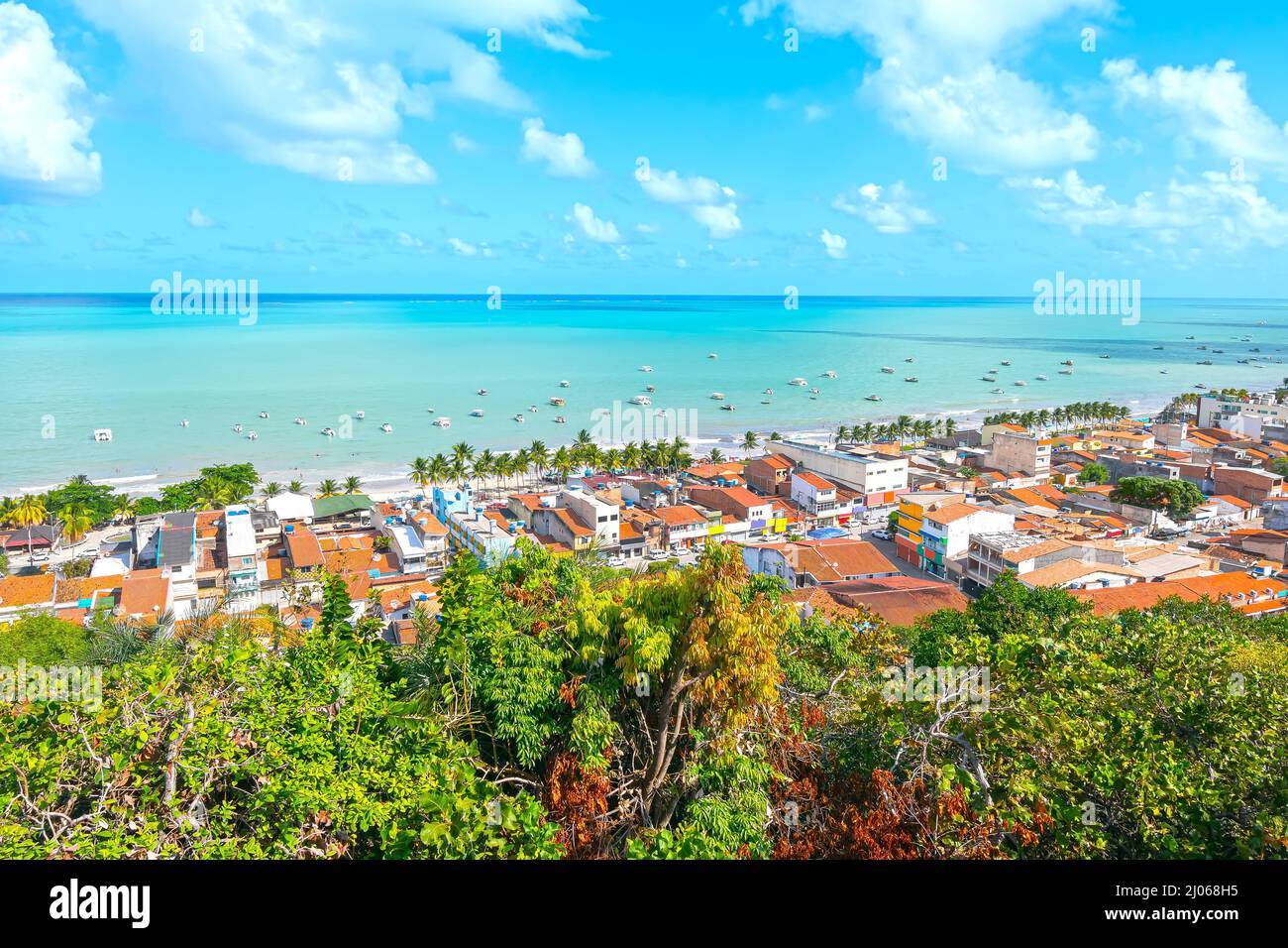 Vue aérienne de Maragogi, AL, Brésil. Paysage de la ville et de la plage de Maragogi, célèbre destination touristique de la côte brésilienne. Banque D'Images
