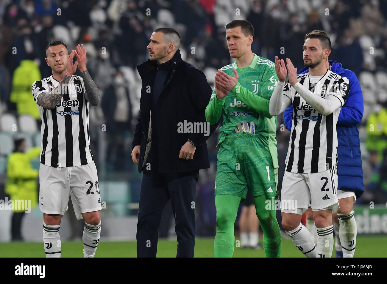 Wojciech Szczesny, du FC Juventus, et Mattia de Sciglio, du FC Juventus, excellent les fans à la fin du match lors du match de la Ligue des champions de l'UEFA 2021/22 Round of Sixteen second Leg match entre le FC Juventus et le FC Villareal au stade Allianz le 16 mars 2022 à Turin, en Italie (Photo de reporter Torino/LiveMedia/Sipa USA) Banque D'Images