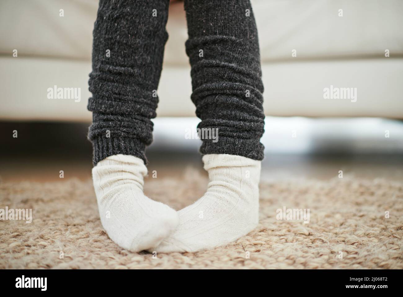 La vie est meilleure dans les chaussettes. Coupe courte d'une femme portant  des chaussettes et des jambières Photo Stock - Alamy