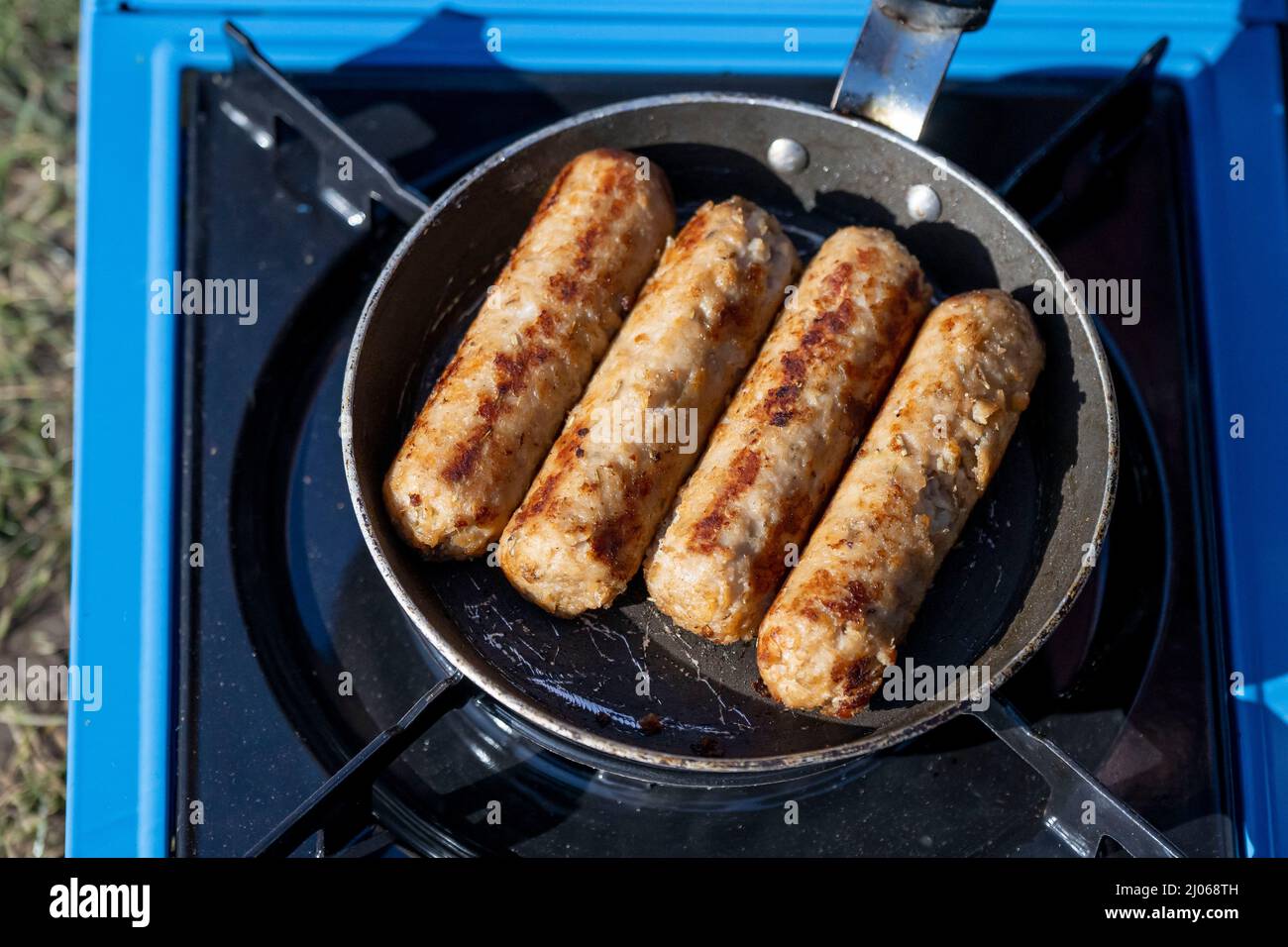 Saucisses végétaliennes cuites sur un barbecue. Banque D'Images