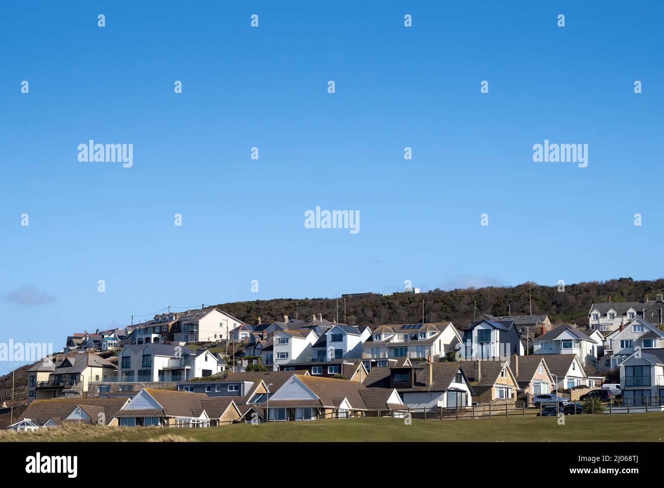 Vue générale des maisons d'un quartier résidentiel d'Ogmore-by-Sea à Ogmore, pays de Galles. Banque D'Images