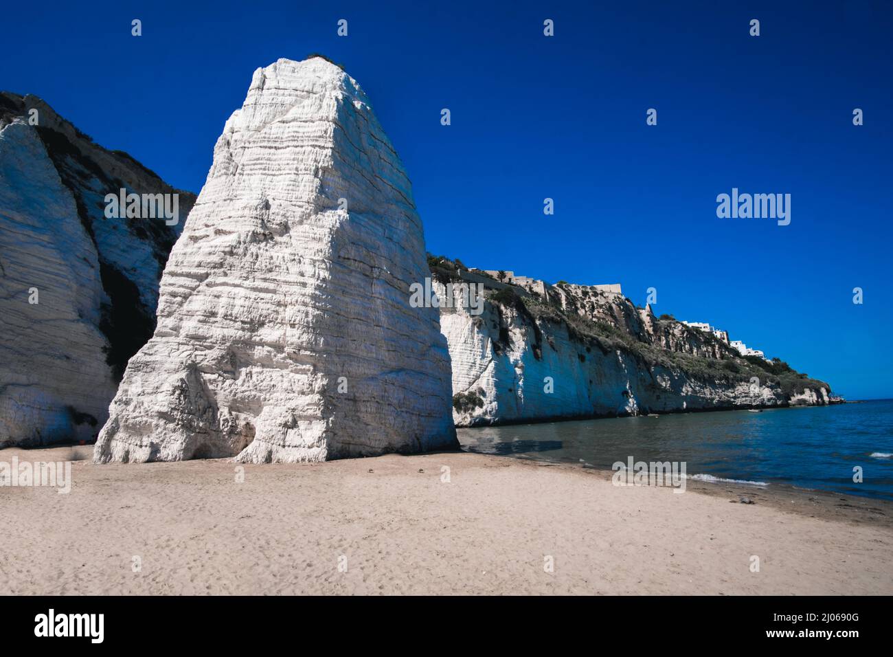 Belle vue sur le Pizzomunno, un grand monolithe de roche blanche à Spiaggia di Castello Beach en Italie Banque D'Images