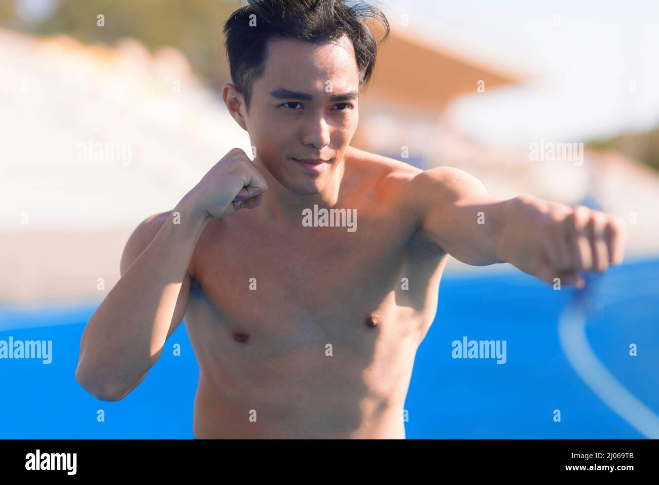 Jeune homme en forme faisant des exercices de boxe Banque D'Images