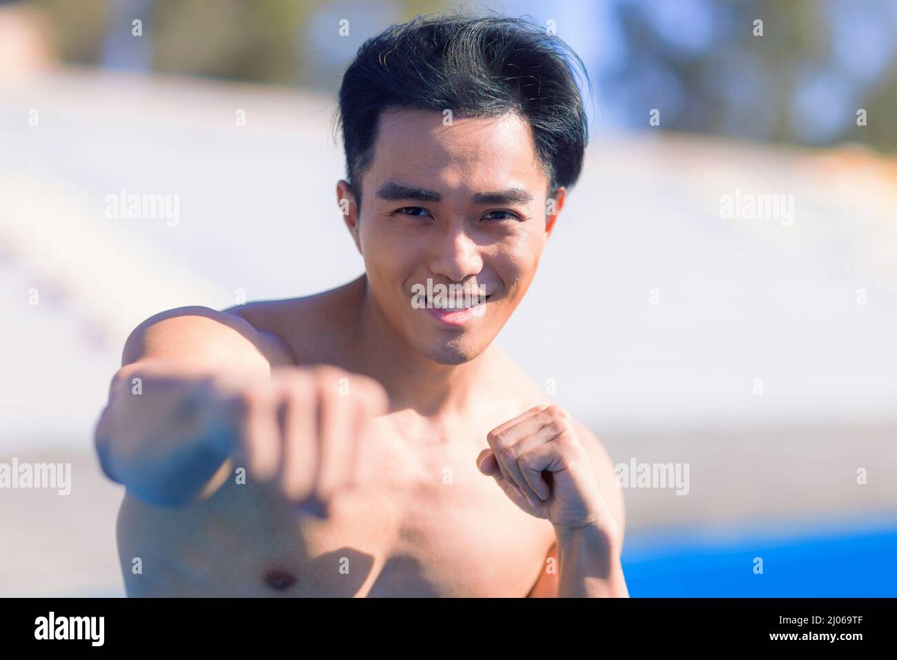 Jeune homme en forme faisant des exercices de boxe Banque D'Images