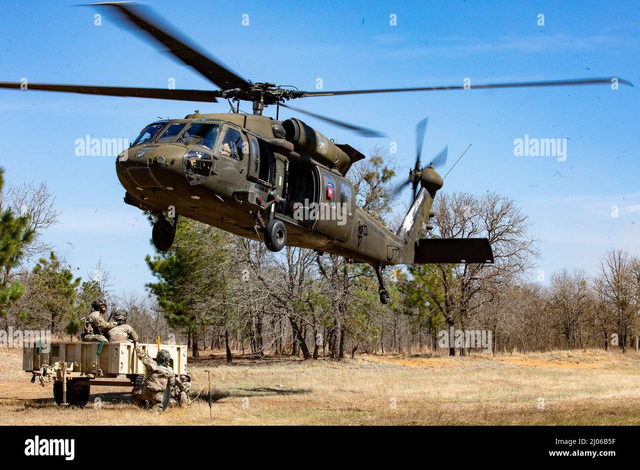 Les parachutistes du 2nd Bataillon, 504th Régiment d'infanterie de parachutistes et 82nd Brigade de l'aviation de combat, 82nd Division aéroportée conduisent l'instruction de chargement de harnais le 15 mars 2021, sur fort Bragg, NC. Ainsi, les parachutistes de la division Airborne 82nd sont toujours prêts à se déployer, à se battre et à gagner n'importe où dans les 18 heures suivant la notification en restant prêts et en formant toujours des compétences périssables. (É.-U. Photo de l'armée par PFC Rogie Ortiz Vega) Banque D'Images