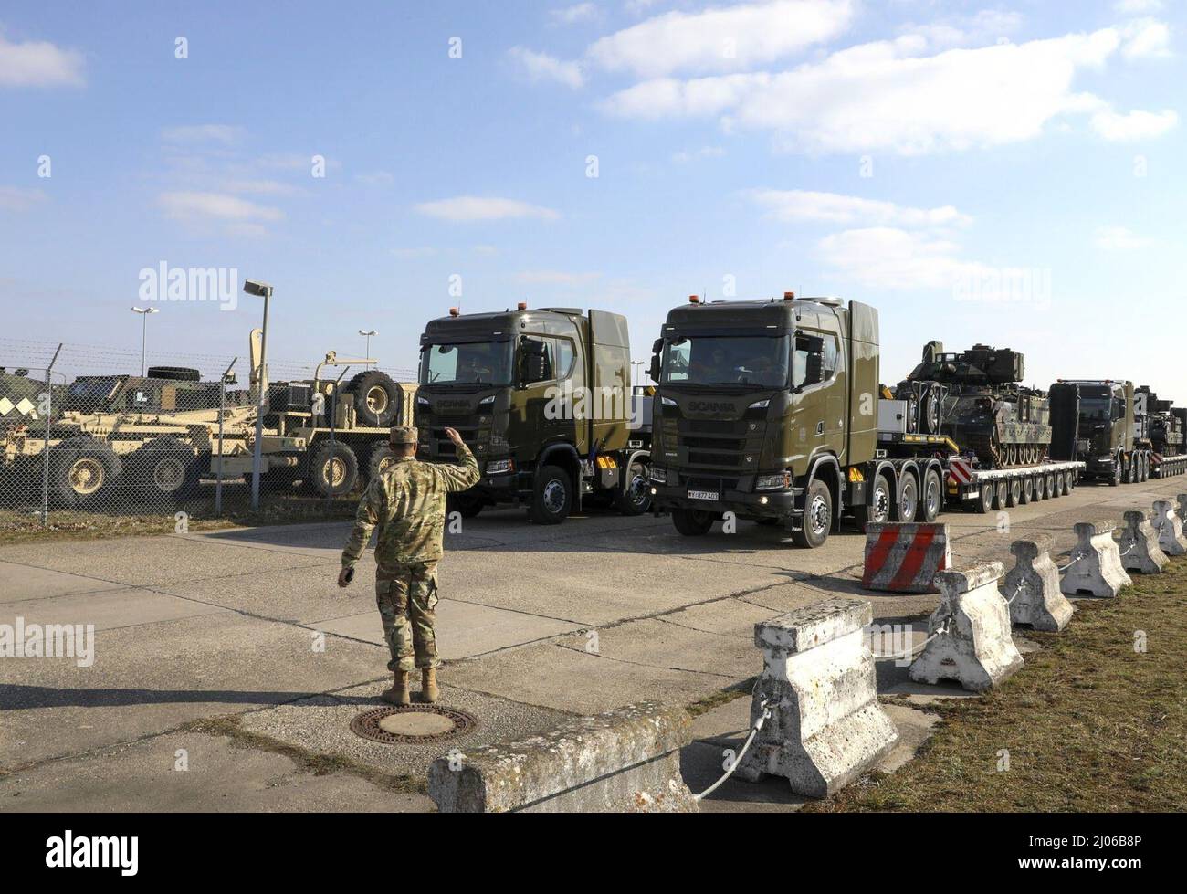 Bundeswehr Heavy Equipment transport Systems (HETS) transportant des véhicules de combat American Bradley (BFV) reçoivent le feu vert et quittent la caserne Coleman, en Allemagne, le 7 mars 2022. La Bundeswehr travaille côte à côte avec des partenaires américains pour soutenir le programme de stocks prépositionnés de l'armée, aider à assurer nos alliés et à prévenir l'agression russe. (É.-U. Photo de l'armée par le sergent d'état-major. Jesse Pilgrim) Banque D'Images