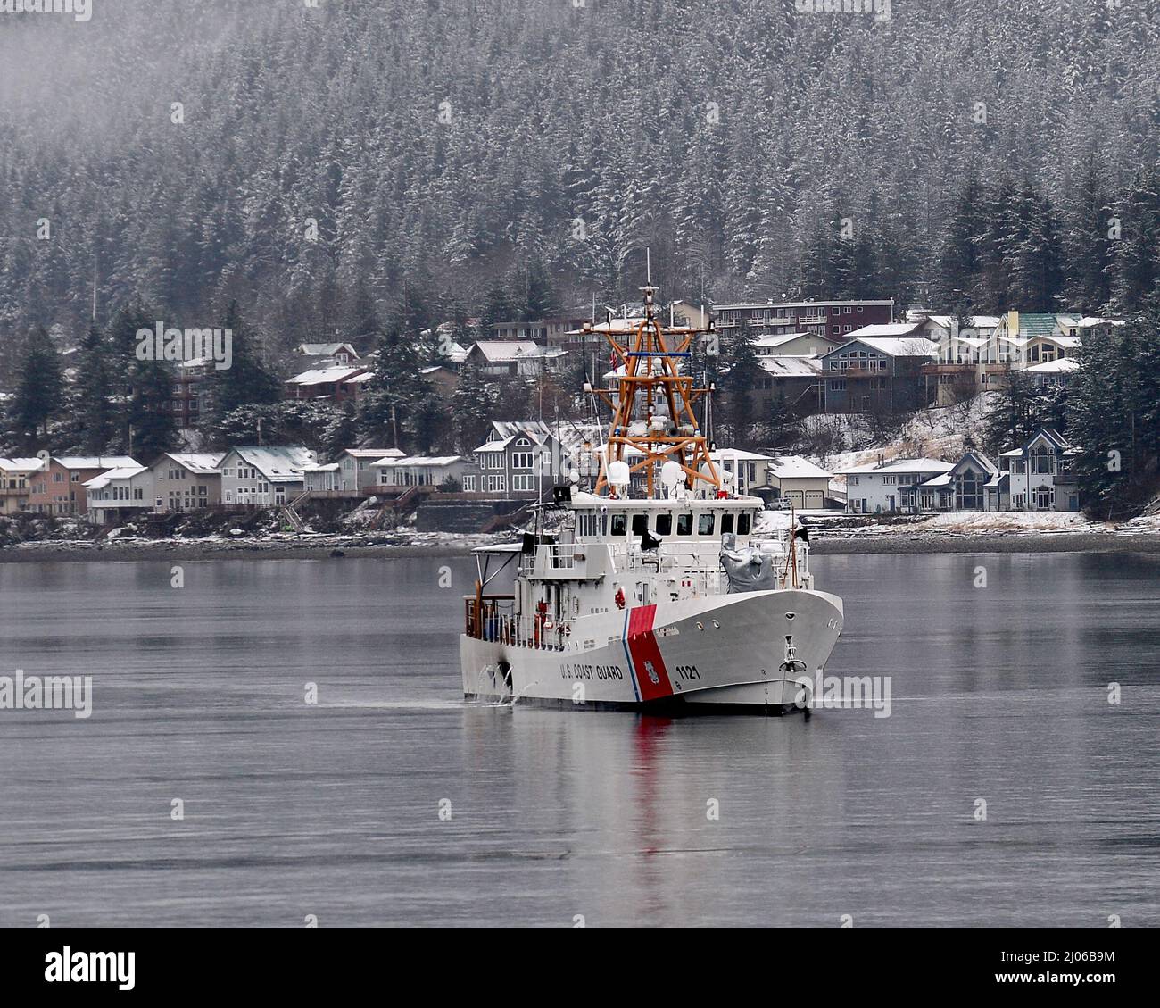 Le Cutter de classe sentinelle de la Garde côtière américaine, USCGC John McCormick, traverse le chenal Gastineau jusqu'à Juneau, en Alaska, à l'appui de l'exercice ARCTIC EDGE 2022 (AE22) Journée des visiteurs distinguée, le 15 mars 2022. La Garde côtière des États-Unis travaille avec ses partenaires du ministère de la Défense et des organismes gouvernementaux pour améliorer la préparation. AE22 est un exercice défensif pour le Commandement du Nord des États-Unis et les Forces armées canadiennes afin de démontrer et d'exercer notre capacité de déployer et d'opérer rapidement dans l'Arctique. (É.-U. Photo de la marine par le lieutenant John J. Mike) Banque D'Images