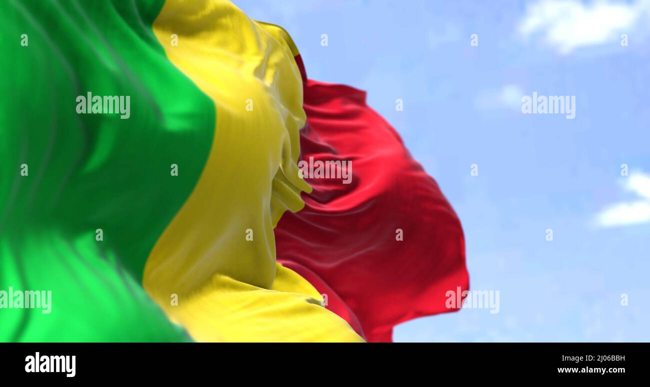 Détail du drapeau national du Mali qui agite dans le vent par temps clair. Le Mali est un pays enclavé d'Afrique de l'Ouest. Mise au point sélective. Banque D'Images