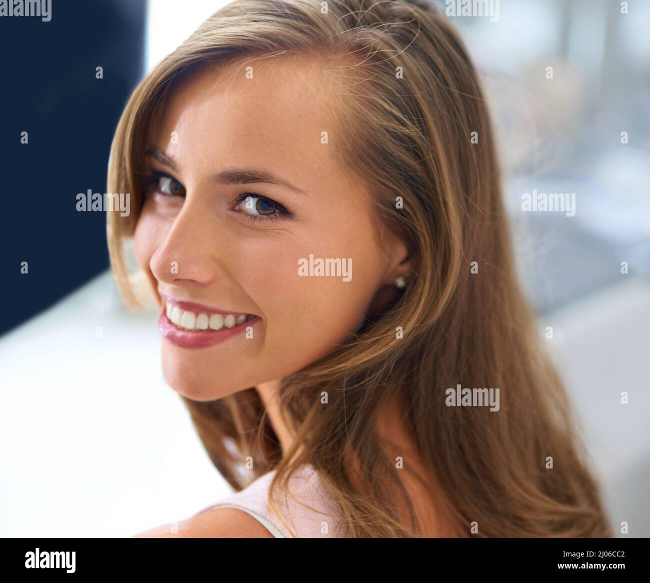 Prendre une journée pour se faire plaisir - soin de beauté. Une belle jeune femme passant la journée à obtenir ses cheveux et le maquillage fait. Banque D'Images