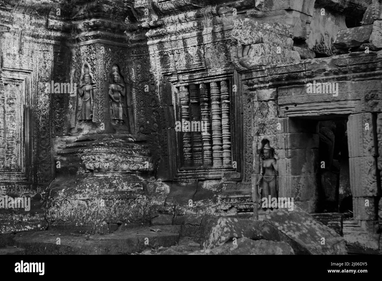 Bas-relief d'une figure apsara à une entrée, Ta Prohm, Siem Reap, Cambodge (version noir et blanc). Banque D'Images