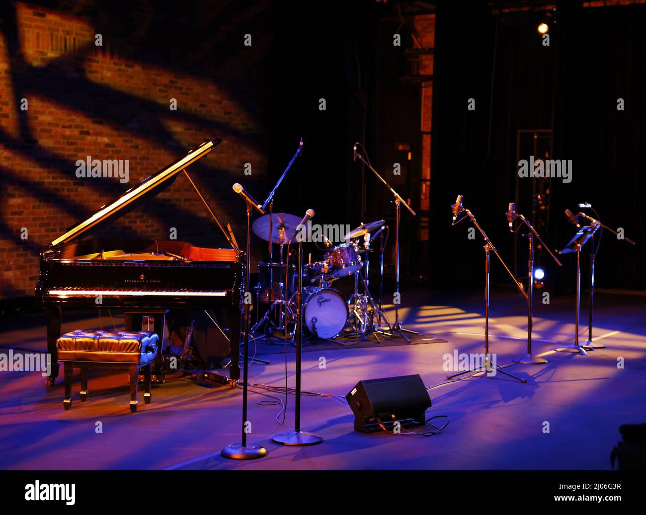 New York, États-Unis. 16th mars 2022. La scène est en place avant que l'ensemble Dave Brubeck ne se produit à Chelsea Factory à New York le mercredi 16 mars 2022. La Chelsea Factory est un nouveau centre culturel de 14 000 000 pieds carrés situé dans un édifice de grande superficie situé au 547, rue West 26th, qui vise à aider les artistes pendant la pandémie et au-delà. Photo de John Angelillo/UPI crédit: UPI/Alay Live News Banque D'Images