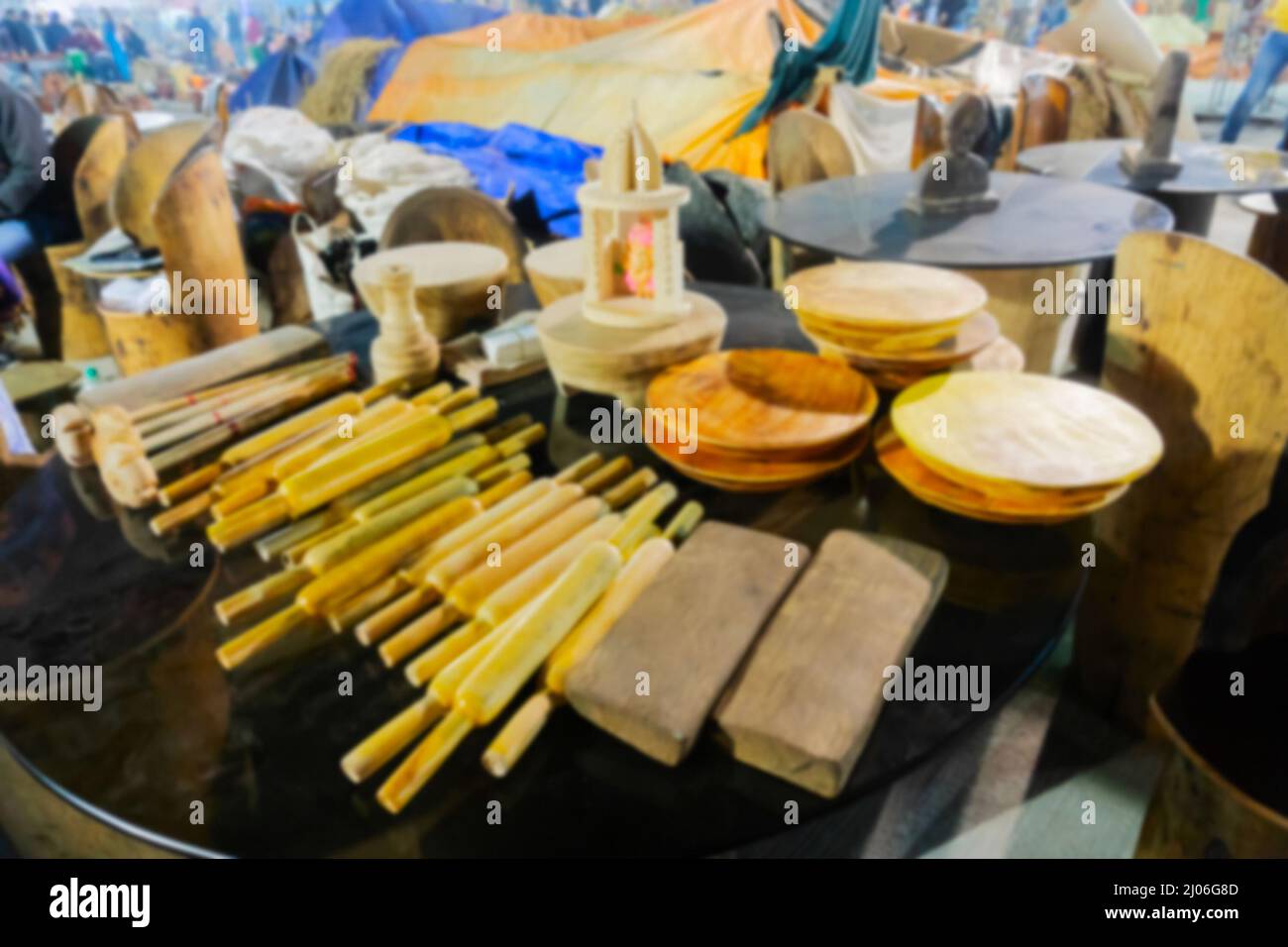 Image floue des ustensiles en bois de kichen, des appareils en bois de kichen , présentés à la vente lors du salon de l'artisanat à Kolkata, Bengale occidental, Inde. Banque D'Images