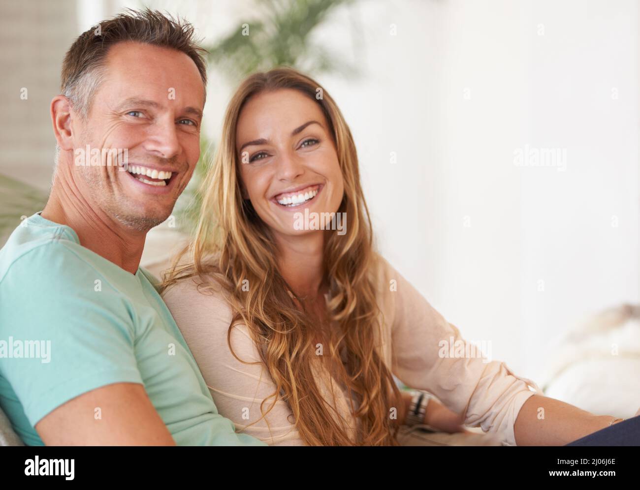 Amour et rire. Portrait d'un couple heureux en vous souriant. Banque D'Images