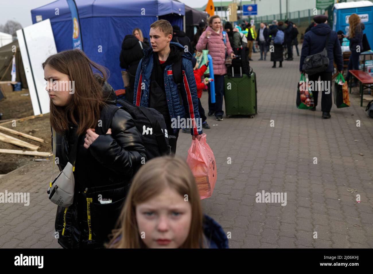 Medyka, Pologne. 16th mars 2022. Réfugiés vus au camp de réfugiés humanitaires de Medyka. L'Agence des Nations Unies pour les réfugiés, le HCR, estime que plus de 2 millions de réfugiés ukrainiens ont déjà fui le pays. (Photo par Diogo Baptista/SOPA Images/Sipa USA) crédit: SIPA USA/Alay Live News Banque D'Images