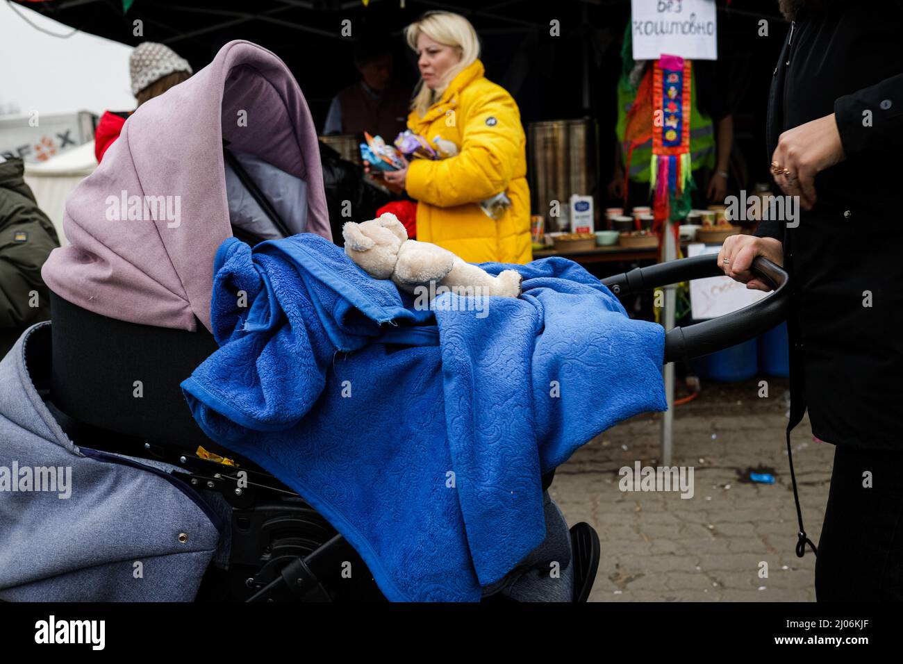 Medyka, Pologne. 16th mars 2022. Une femme qui pousse une poussette dans le camp de réfugiés humanitaires de Medyka. L'Agence des Nations Unies pour les réfugiés, le HCR, estime que plus de 2 millions de réfugiés ukrainiens ont déjà fui le pays. (Photo par Diogo Baptista/SOPA Images/Sipa USA) crédit: SIPA USA/Alay Live News Banque D'Images