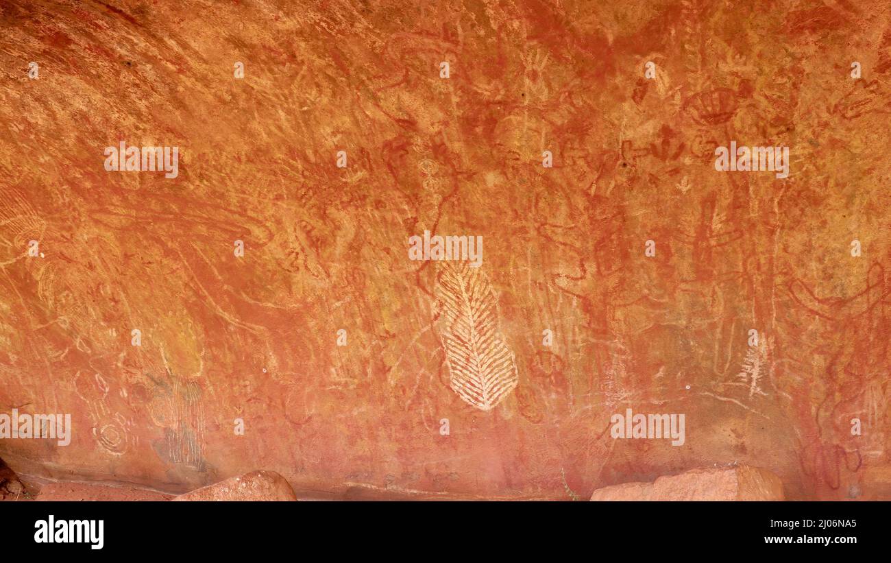 YULARA, AUSTRALIE - JUIN 7 2021 : l'art rupestre dans la grotte pédagogique du garçon d'uluru Banque D'Images