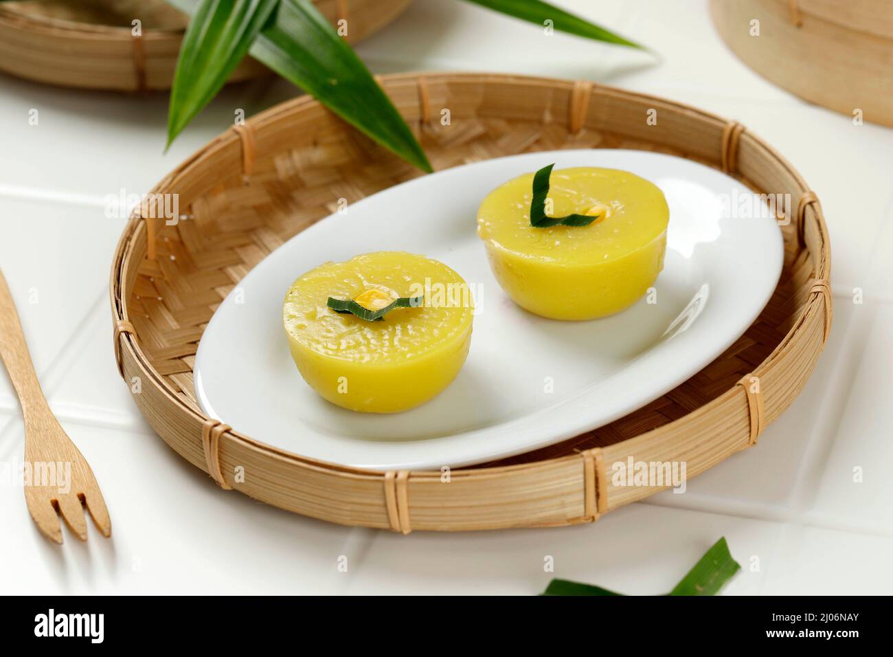 Kue Talam Jagung UBI, gâteau cuit à la vapeur aux pommes de terre et au maïs, gâteau traditionnel indonésien et malaisien Banque D'Images