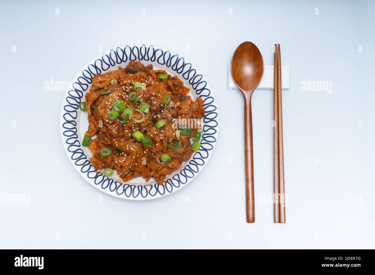 Côtelettes de porc épicées sautées sur une assiette Banque D'Images