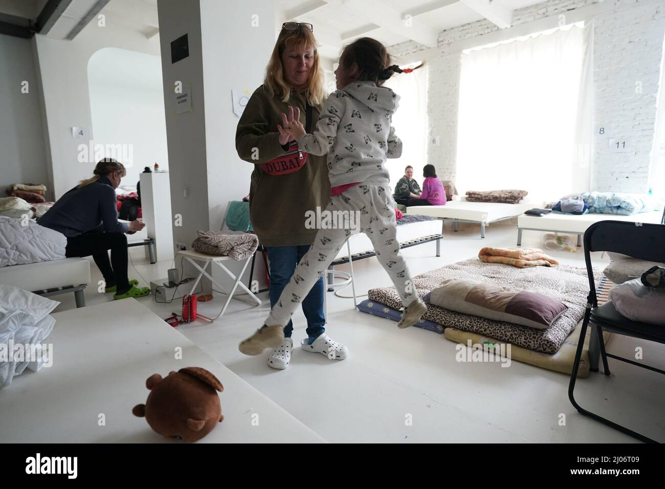 Lviv, Ukraine. 16th mars 2022. Alla joue avec sa fille Alice après son arrivée de Kharkiv, ils ont passé 5 jours dans le train à Lviv et maintenant rester au studio de photo Fabrik, qui est maintenant utilisé comme abri pour les réfugiés de l'invasion de l'Ukraine le 16 mars 2022. Les bénévoles veillent à ce que les réfugiés aient un abri, des vêtements et de la nourriture. Plus de trois millions de réfugiés ont fui l'Ukraine depuis l'invasion russe il y a trois semaines. (Image de crédit : © Bryan Smith/ZUMA Press Wire) Banque D'Images