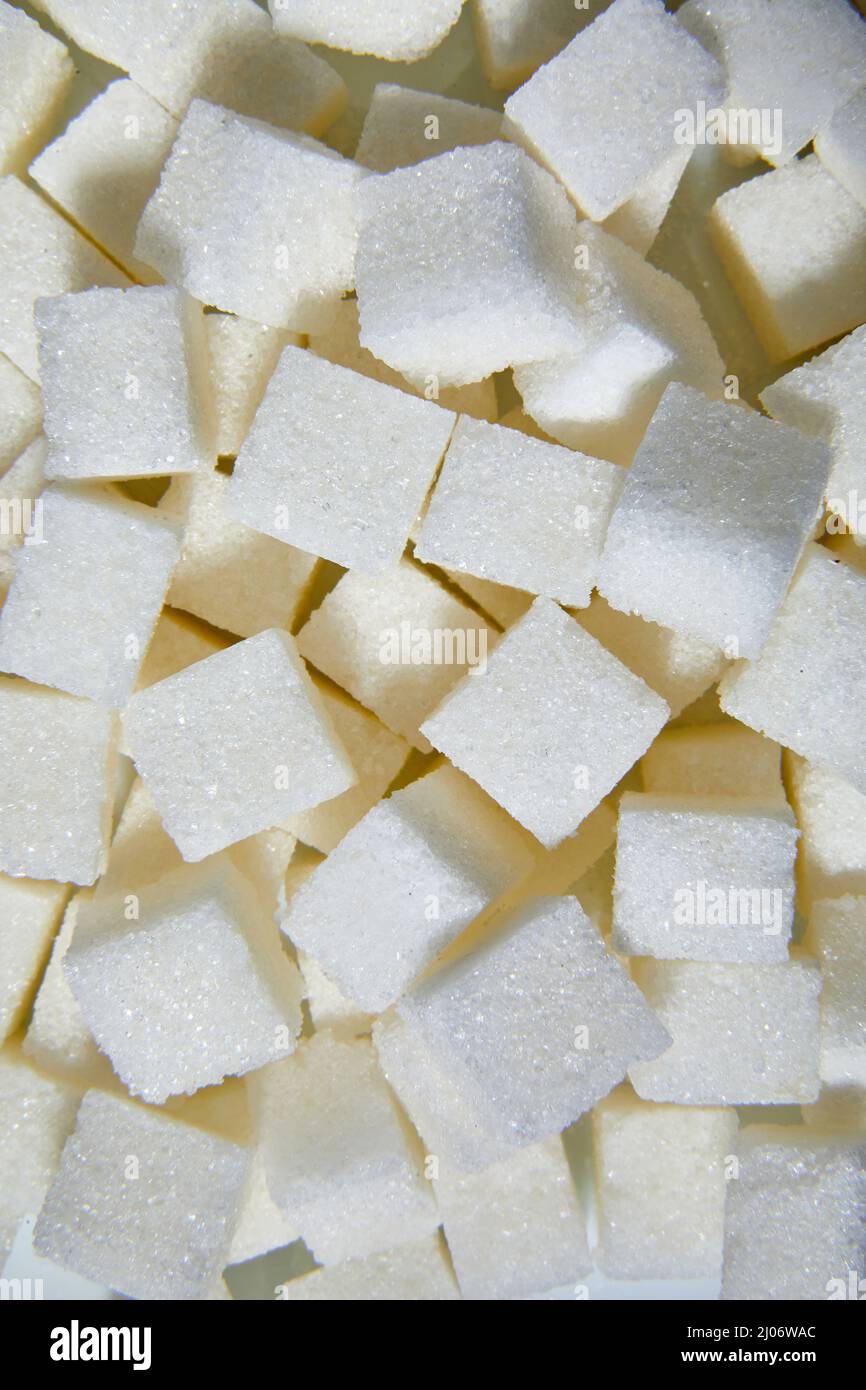 Flat Lay macro blanc sucre cubes gros plan texture fond, régime santé risques liés au diabète et à l'apport calorique Banque D'Images