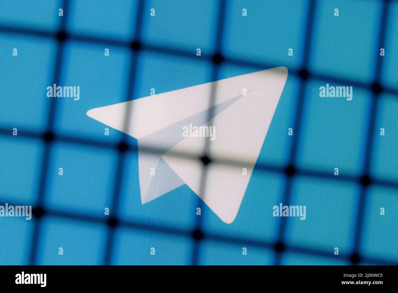 Le logo du Telegram Messenger derrière les barres. Le concept de censure et d'interdiction de Telegram. Banque D'Images