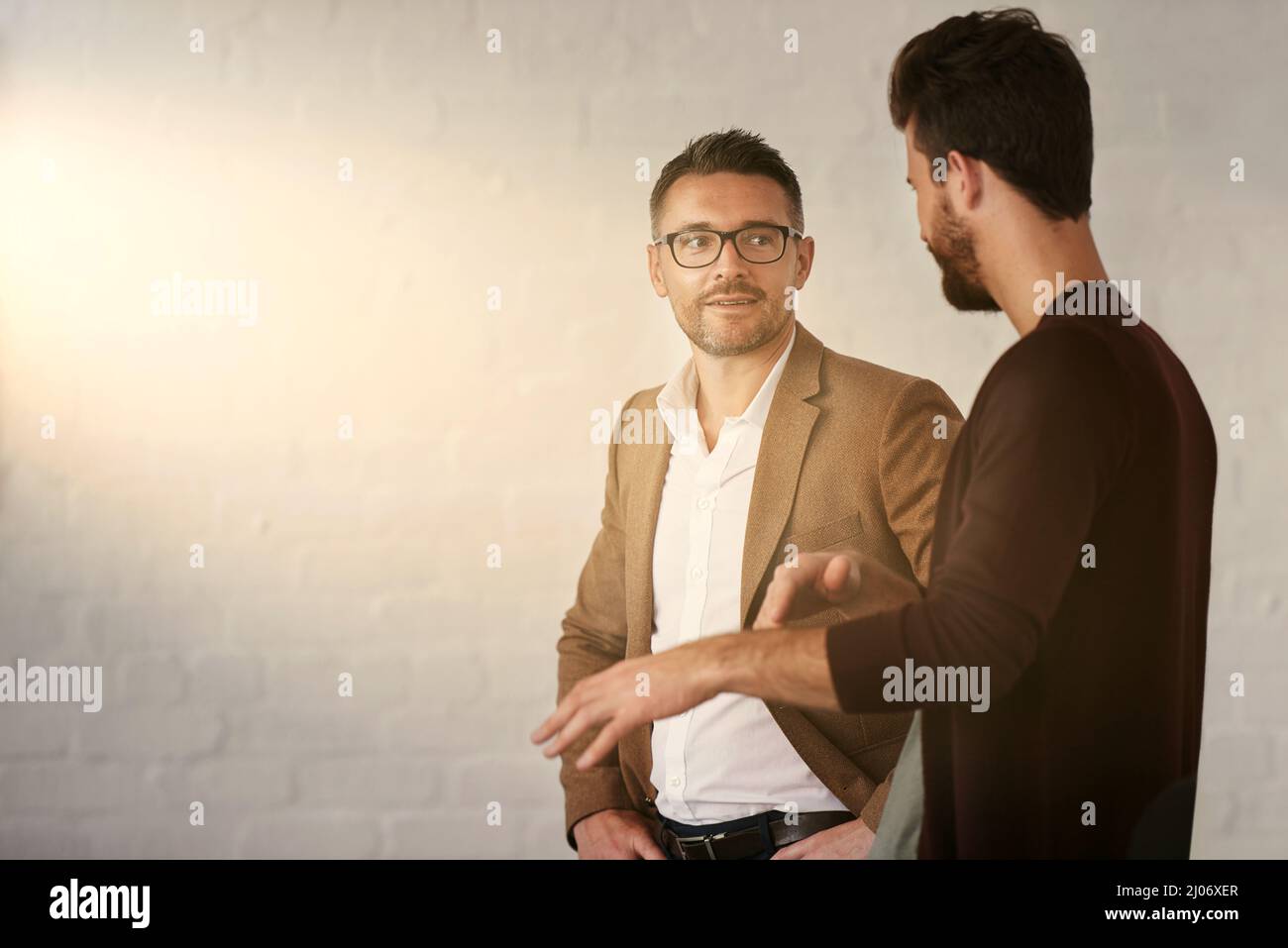 Discuter de quelques idées d'affaires. Photo courte de deux hommes d'affaires en conversation. Banque D'Images