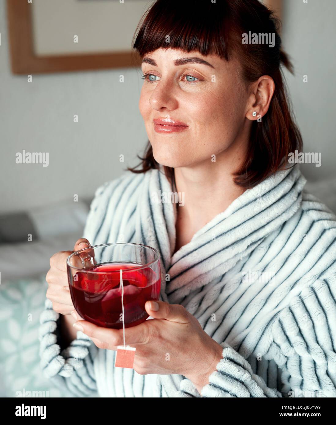 C'est le secret de sa santé étonnante. Photo courte d'une jeune femme attrayante qui boit du thé vert dans sa chambre à la maison. Banque D'Images