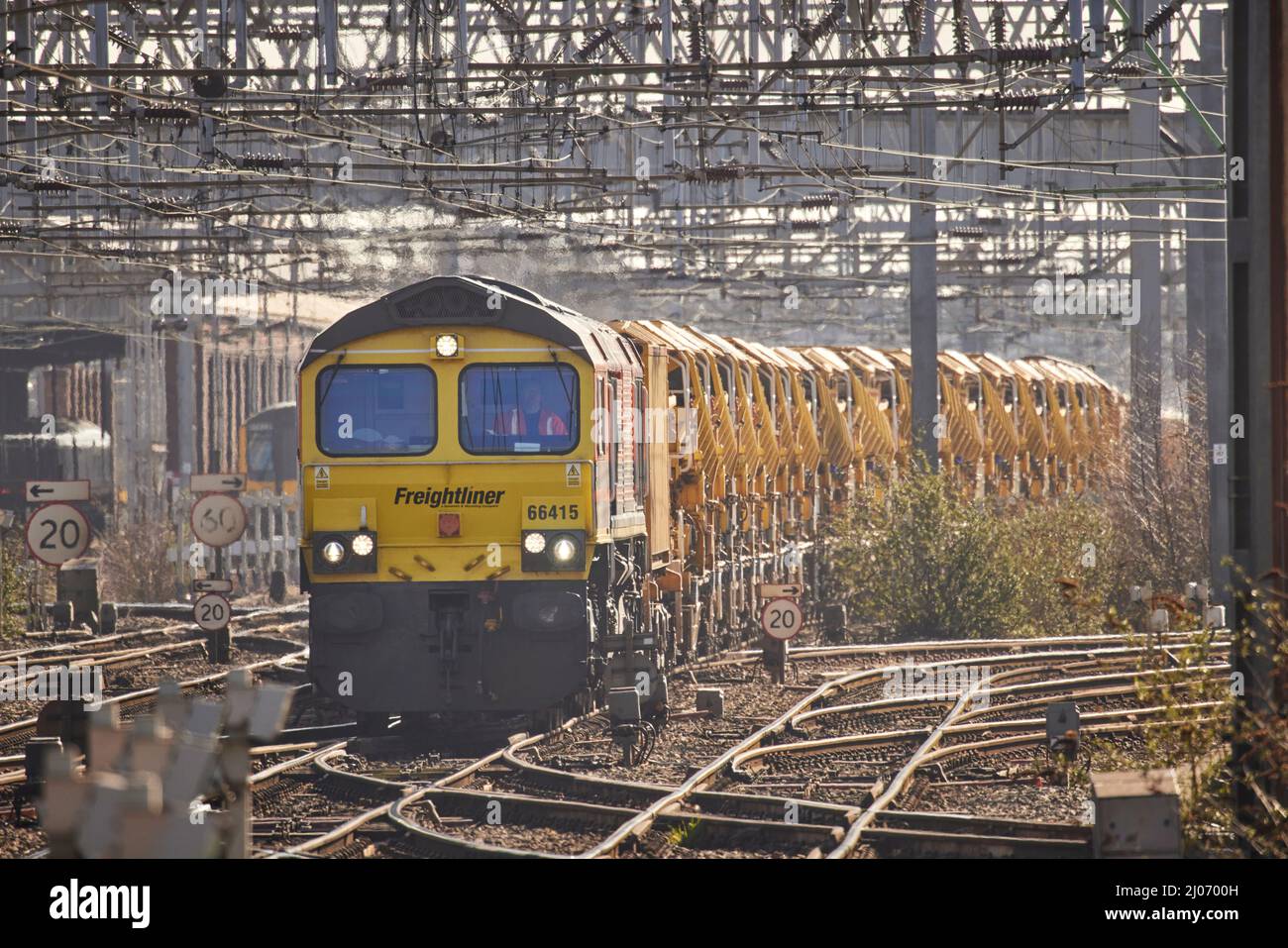 Crewe, Cheshire. Gare de Crewe classe 66 66415 train d'ingénierie de la livrée freightliner Banque D'Images