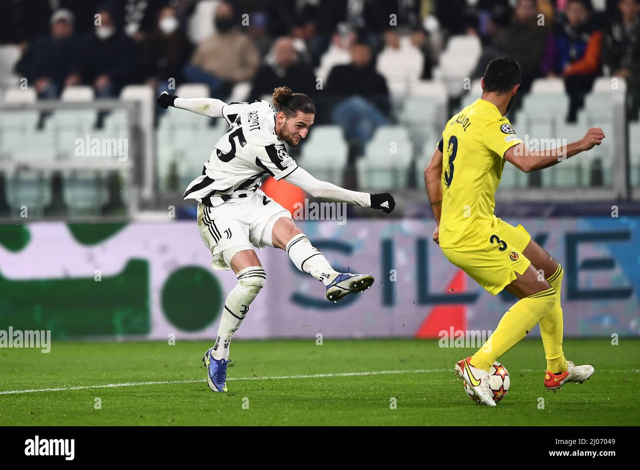 Turin, Italie. 16th mars 2022. Adrien Rabiot (Juventus) lors du match de l'UEFA Champions League entre Juventus 0-3 Villarreal au stade Allianz le 16 mars 2022 à Turin, en Italie. Credit: Maurizio Borsari/AFLO/Alay Live News Banque D'Images